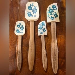 Pioneer Woman spatulas, set of 4 with teal roses